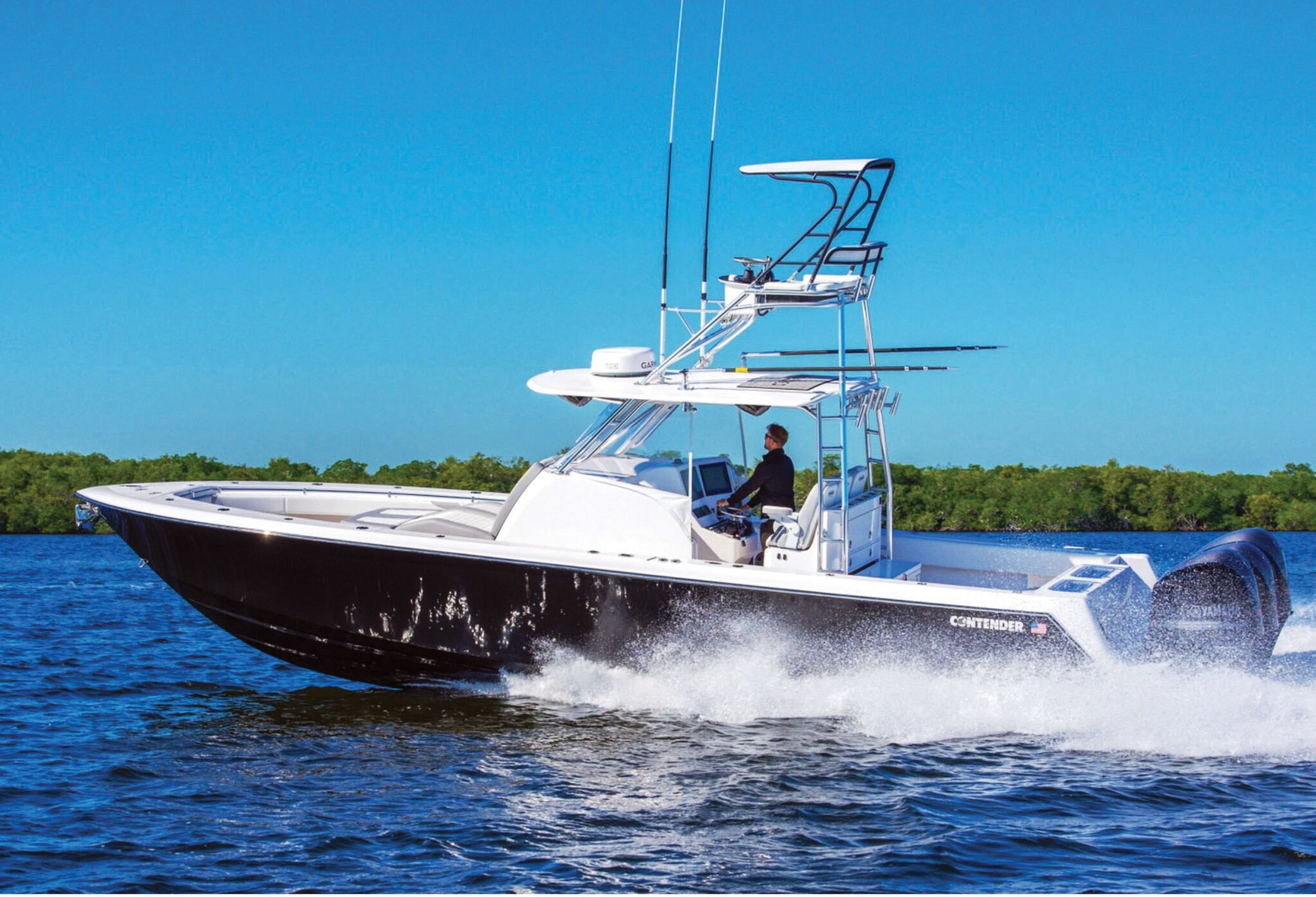 Must-Have Features in a 30'-40' Luxury Center Console Outboard