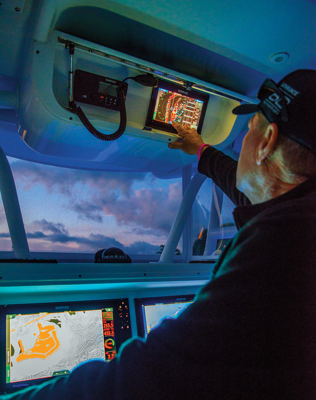 2018 2 Marine Electronics Round UpSimrad GO9 XSE Adjusting Radar On Yellowfin