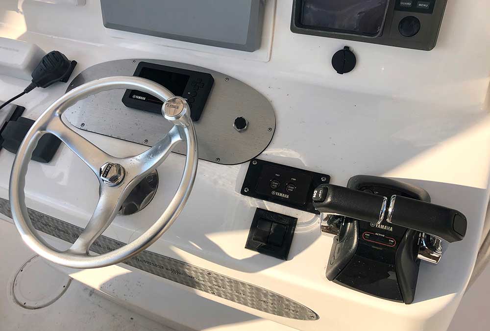 Four engine gauges are now replaced with a single Yamaha Command Link Multi-Function Display.
