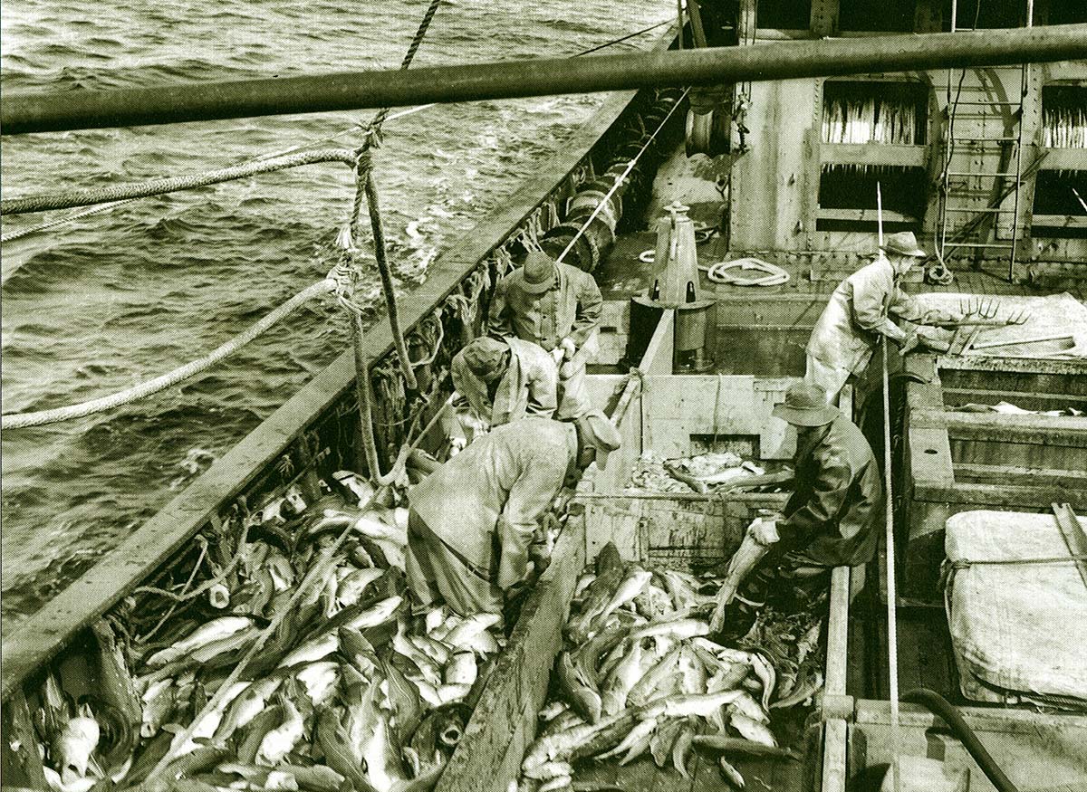 This old photo of an ancient wooden cod dragger